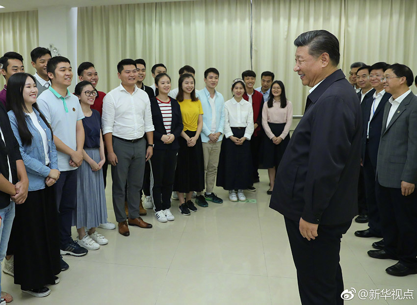 10月24日，中共中央總書記、國家主席、中央軍委主席習近平在廣州考察。這是習近平在暨南大學圖書館同學生們親切交談。 新華社記者 鞠鵬 攝