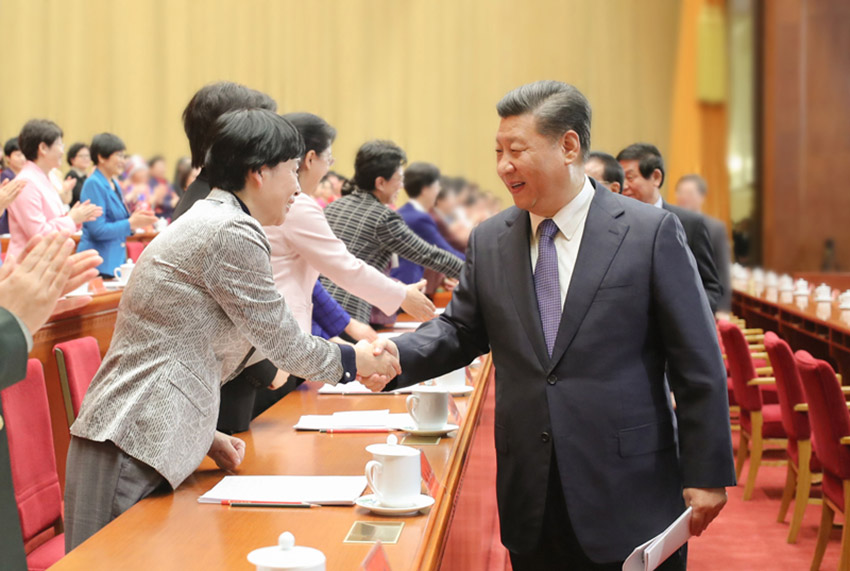 10月30日，中國(guó)婦女第十二次全國(guó)代表大會(huì)在北京人民大會(huì)堂開幕。這是中共中央總書記、國(guó)家主席、中央軍委主席習(xí)近平等同與會(huì)代表親切握手。 新華社記者 鞠鵬 攝