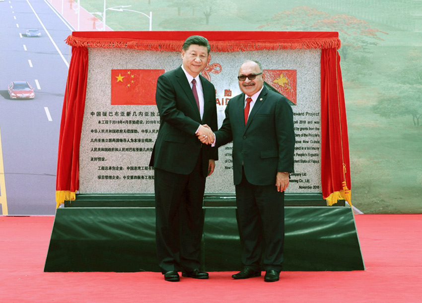 11月16日，國家主席習(xí)近平在莫爾茲比港和巴布亞新幾內(nèi)亞總理奧尼爾共同出席中國援建的獨(dú)立大道移交啟用儀式。新華社記者 鞠鵬 攝
