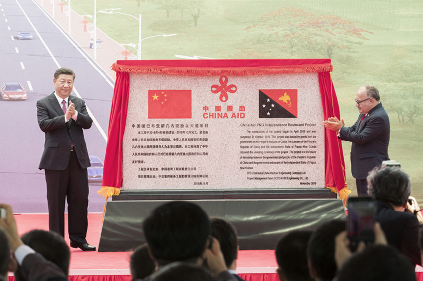 11月16日，國(guó)家主席習(xí)近平在莫爾茲比港和巴布亞新幾內(nèi)亞總理奧尼爾共同出席中國(guó)援建的獨(dú)立大道移交啟用儀式。新華社記者 黃敬文 攝