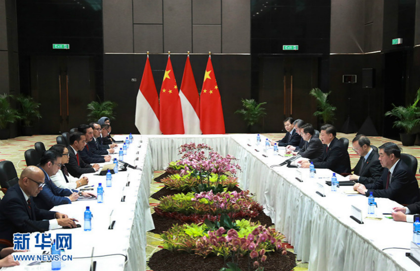 11月17日，國家主席習近平在莫爾茲比港會見印度尼西亞總統佐科。 新華社記者 龐興雷 攝