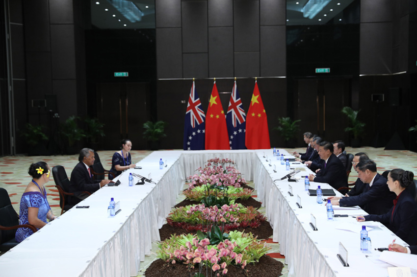 11月16日，國(guó)家主席習(xí)近平在莫爾茲比港分別會(huì)見(jiàn)建交太平洋島國(guó)領(lǐng)導(dǎo)人。這是習(xí)近平會(huì)見(jiàn)庫(kù)克群島總理普納。 新華社記者 丁林 攝