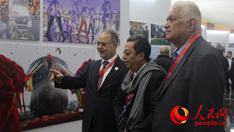 與會外賓參觀浙江推動高質量發(fā)展主題圖片展（人民網(wǎng) 郭揚 攝）
