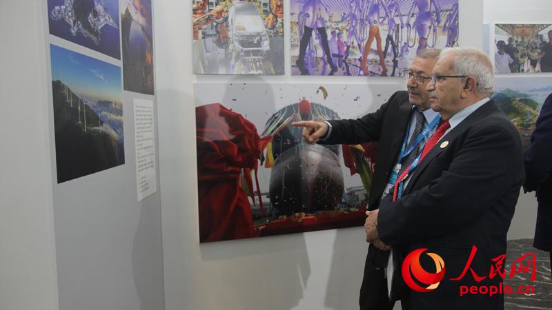 與會外賓參觀浙江推動高質量發展主題圖片展（人民網 郭揚 攝）
