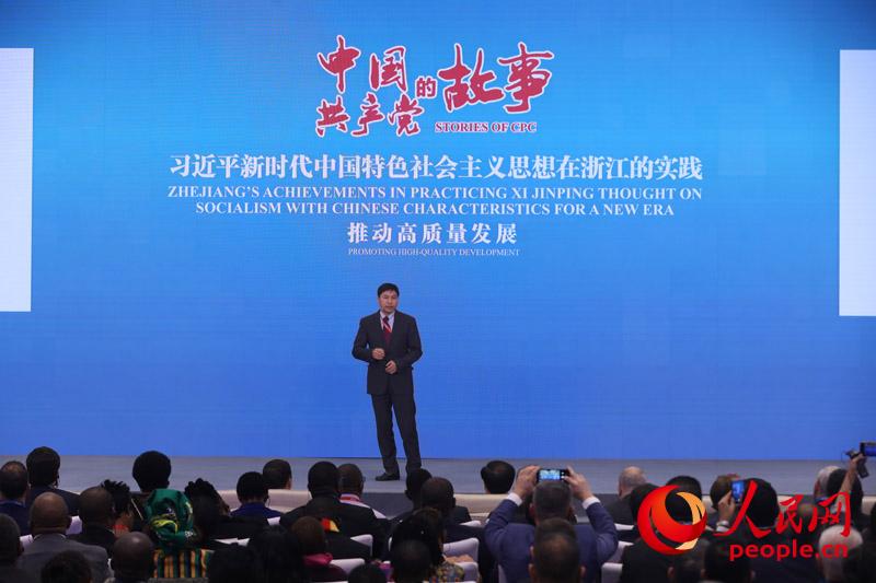 阿裡巴巴集團副總裁、研究院院長高紅冰做故事分享（人民網 章勇濤 攝）
