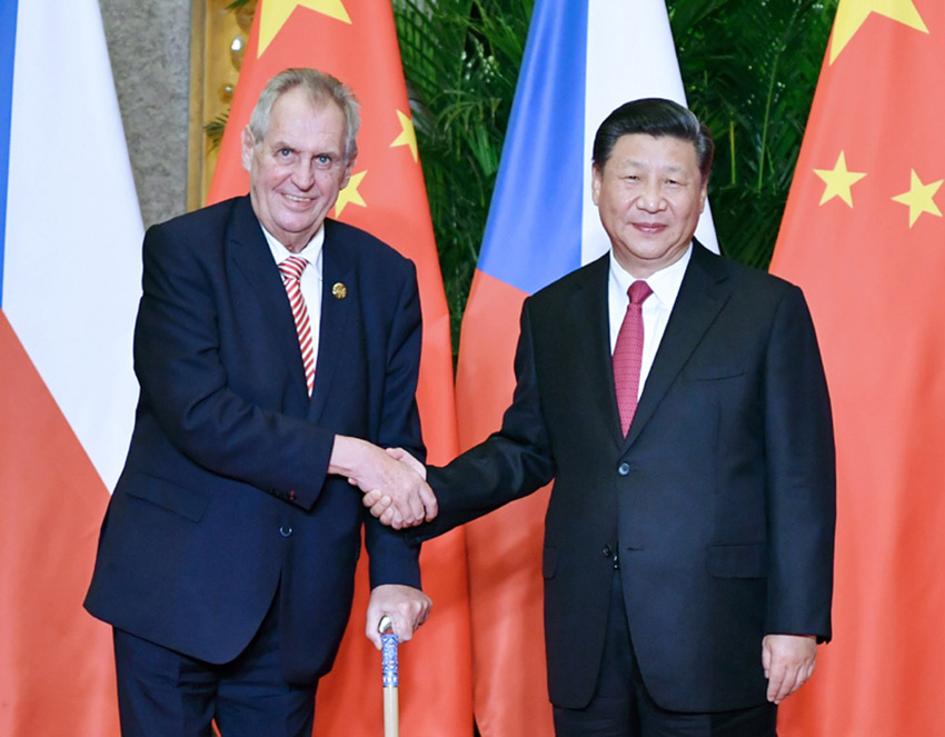 11月5日，國(guó)家主席習(xí)近平在上海會(huì)見捷克總統(tǒng)澤曼。 新華社記者 殷博古 攝