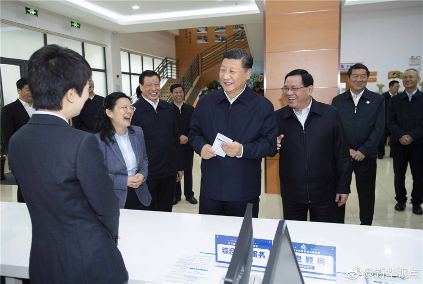 11月6日，中共中央總書記、國家主席、中央軍委主席習近平在上?？疾?。這是習近平在虹口區市民驛站嘉興路街道第一分站同工作人員親切交談。 新華社記者 李濤 攝