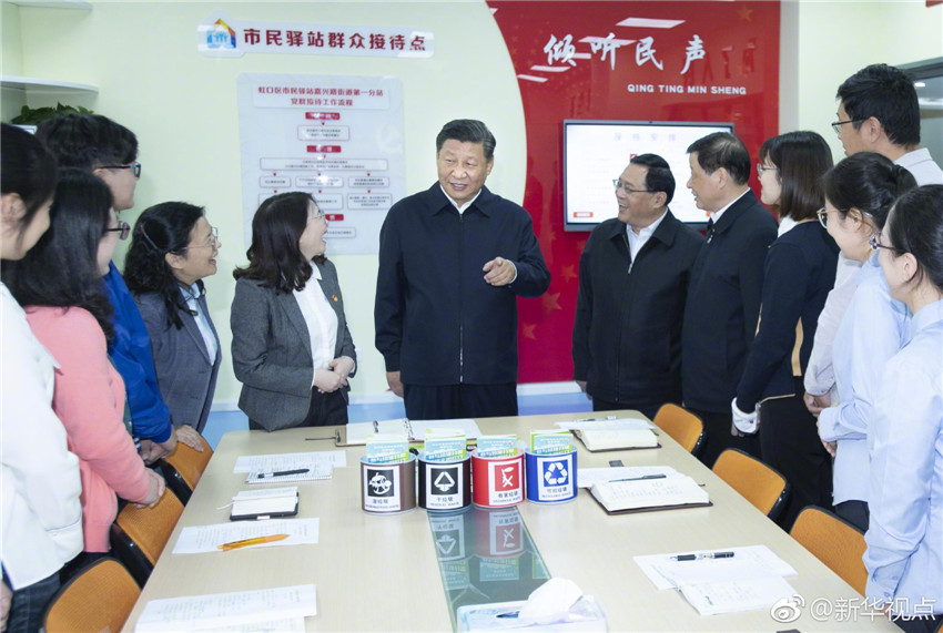 11月6日，中共中央總書記、國家主席、中央軍委主席習(xí)近平在上海考察。這是習(xí)近平在虹口區(qū)市民驛站嘉興路街道第一分站，同正在交流社區(qū)垃圾分類推廣做法的年輕黨員親切交談。 新華社記者 李濤 攝