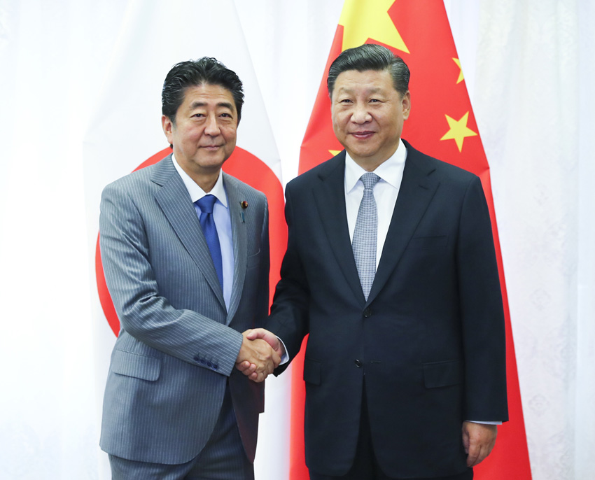 9月12日，國家主席習近平在符拉迪沃斯托克會見日本首相安倍晉三。新華社記者 謝環馳 攝