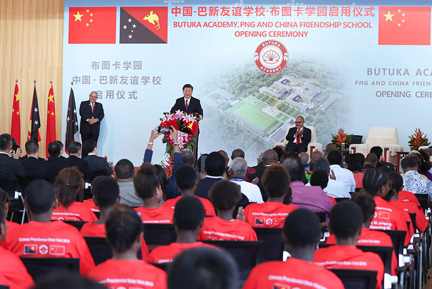 11月16日，國家主席習(xí)近平在莫爾茲比港和巴布亞新幾內(nèi)亞總理奧尼爾共同出席中國援建的布圖卡學(xué)園啟用儀式。新華社記者 謝環(huán)馳 攝