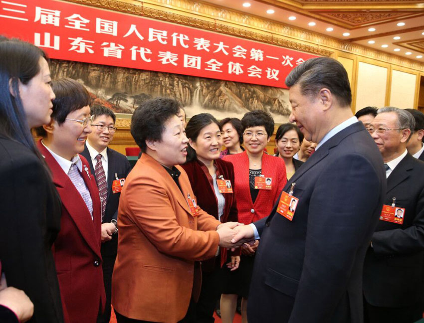 2018年3月8日，中共中央總書記、國家主席、中央軍委主席習(xí)近平參加十三屆全國人大一次會議山東代表團(tuán)的審議。在“三八”國際勞動?jì)D女節(jié)到來之際，習(xí)近平代表黨中央，向參加全國兩會的女代表、女委員、女工作人員，向全國各族各界婦女同胞，致以節(jié)日的祝賀和誠摯的祝福。這是習(xí)近平同女代表親切交談。新華社記者 姚大偉攝