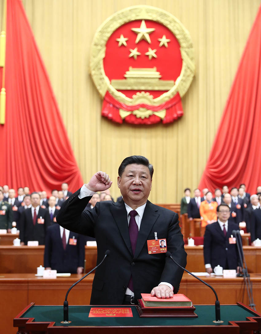 2018年3月17日，十三屆全國人大一次會議在北京人民大會堂舉行第五次全體會議。習近平當選中華人民共和國主席、中華人民共和國中央軍事委員會主席。這是習近平進行憲法宣誓。新華社記者 鞠鵬 攝