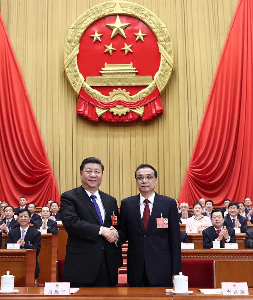 2018年3月18日，十三屆全國人大一次會議在北京人民大會堂舉行第六次全體會議。根據國家主席習近平的提名，經過投票表決，決定李克強為中華人民共和國國務院總理。這是習近平同李克強親切握手。新華社記者 鞠鵬 攝