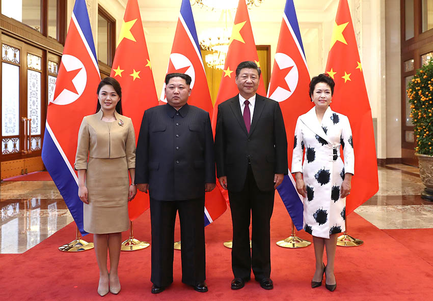 2018年3月25日至28日，應中共中央總書記、國家主席習近平邀請，朝鮮勞動黨委員長、國務委員會委員長金正恩對我國進行非正式訪問。訪問期間，習近平同金正恩舉行會談。這是習近平和夫人彭麗媛在人民大會堂同金正恩和夫人李雪主合影。新華社記者 鞠鵬 攝