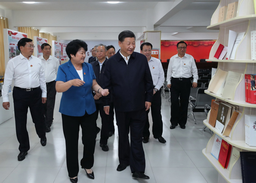 2018年6月12日至14日，中共中央總書記、國家主席、中央軍委主席習近平在山東考察。這是14日上午，習近平在濟南市章丘區雙山街道三澗溪村，了解該村以黨建為統領，推動鄉村振興情況。新華社記者 謝環馳 攝