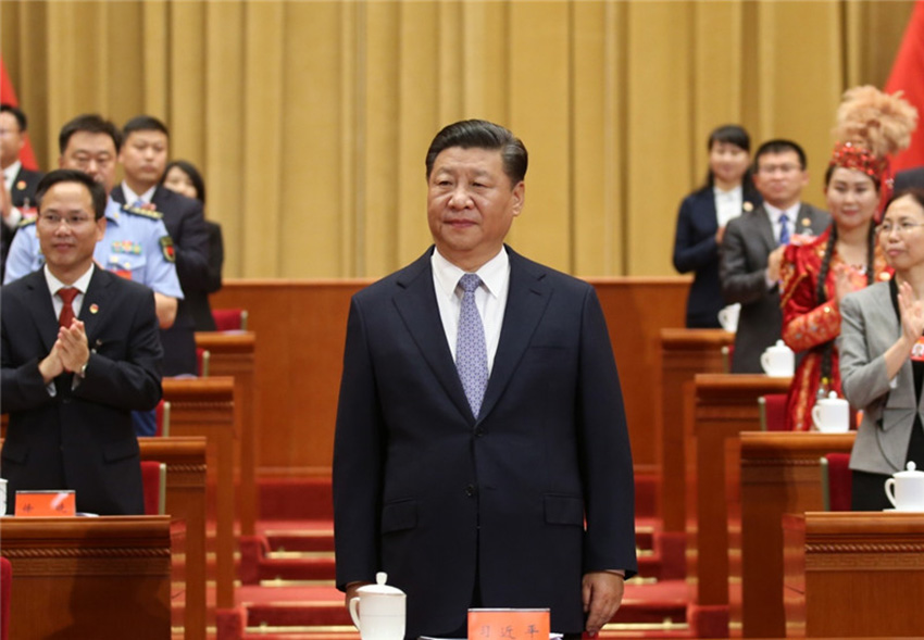 2018年6月26日，中國(guó)共產(chǎn)主義青年團(tuán)第十八次全國(guó)代表大會(huì)在北京人民大會(huì)堂開幕。這是中共中央總書記、國(guó)家主席、中央軍委主席習(xí)近平在主席臺(tái)向與會(huì)代表致意。新華社記者 姚大偉 攝