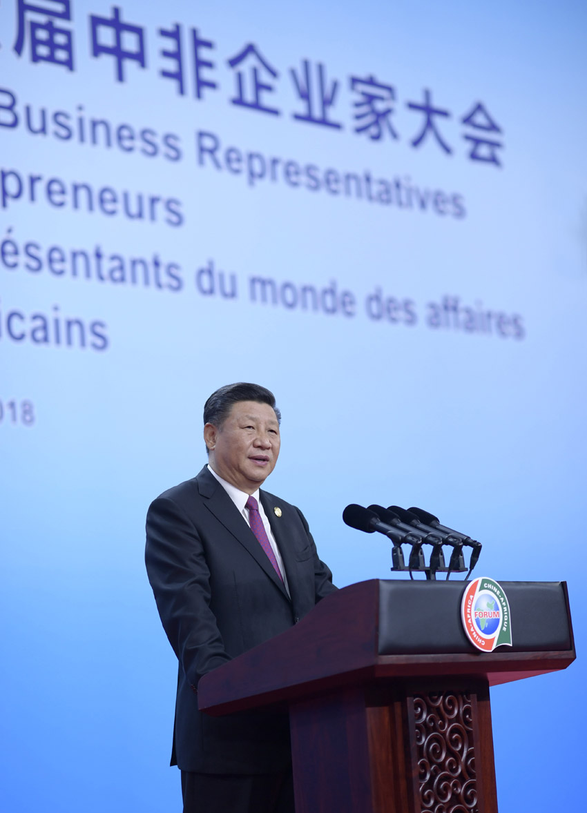 2018年9月3日，國家主席習近平在北京國家會議中心出席中非領(lǐng)導人與工商界代表高層對話會暨第六屆中非企業(yè)家大會開幕式並發(fā)表題為《共同邁向富裕之路》的主旨演講。新華社記者 李學仁 攝