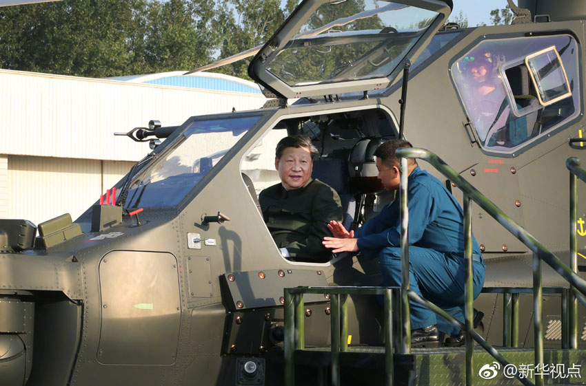 2018年9月27日至28日，中共中央總書記、國家主席、中央軍委主席習(xí)近平視察79集團(tuán)軍，接見駐遼寧部隊(duì)副師職以上領(lǐng)導(dǎo)干部。這是27日下午，習(xí)近平登上直－10武裝直升機(jī)，親自操控機(jī)載武器及觀瞄系統(tǒng)，了解有關(guān)裝備情況。新華社記者 李剛 攝