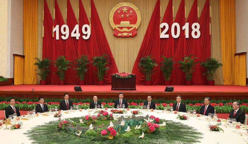 2018年9月30日晚，國務院在北京人民大會堂舉行國慶招待會，熱烈慶祝中華人民共和國成立六十九周年。習近平、李克強、栗戰書、汪洋、王滬寧、趙樂際、韓正、王岐山等黨和國家領導人與中外人士歡聚一堂，共慶佳節。新華社記者 劉衛兵 攝
