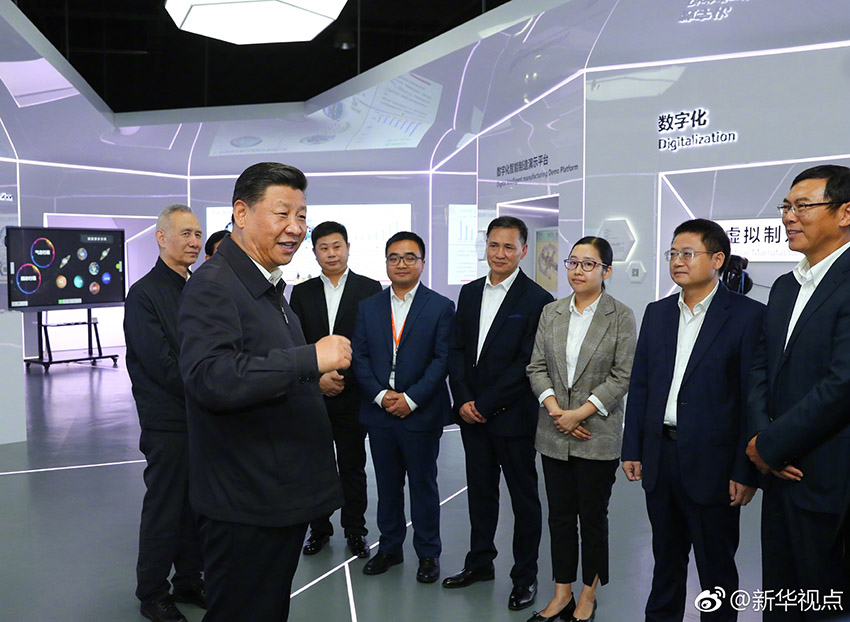 10月24日，中共中央總書記、國家主席、中央軍委主席習近平在廣州考察。這是習近平在廣州明珞汽車裝備有限公司，同在場的中小民營企業負責人親切交談。 新華社記者 謝環馳 攝