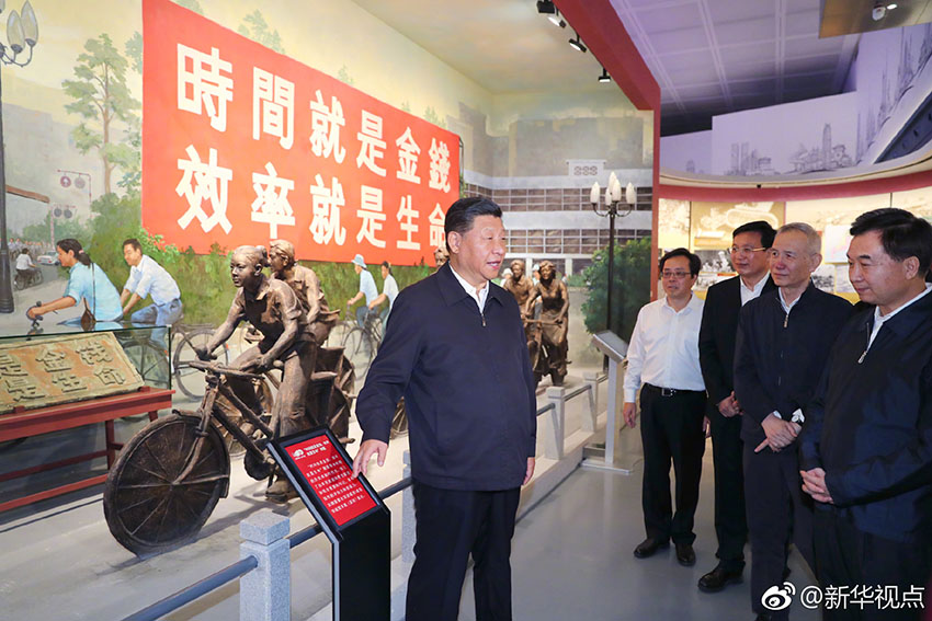10月24日，中共中央總書記、國家主席、中央軍委主席習近平在深圳考察。這是習近平在深圳改革開放展覽館參觀“大潮起珠江——廣東改革開放40周年展覽”。 新華社記者 謝環(huán)馳 攝