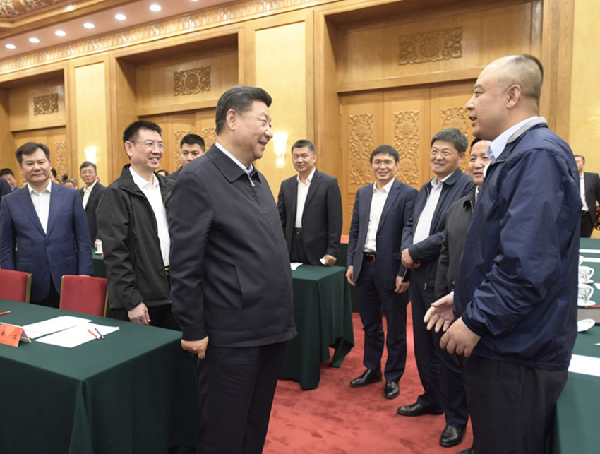 11月1日，中共中央總書記、國家主席、中央軍委主席習近平在北京人民大會堂主持召開民營企業座談會並發表重要講話。這是習近平同民營企業家們親切交流。新華社記者 李學仁 攝