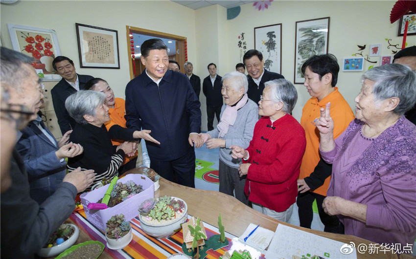 11月6日，中共中央總書記、國家主席、中央軍委主席習(xí)近平在上海考察。這是習(xí)近平在虹口區(qū)市民驛站嘉興路街道第一分站托老所同老年居民親切交談。 新華社記者 李濤 攝