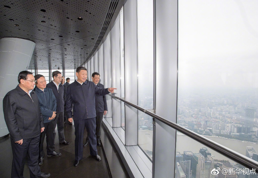 11月6日，中共中央總書記、國家主席、中央軍委主席習近平在上?？疾臁＿@是習近平在上海中心大廈119層觀光廳俯瞰上海城市風貌。 新華社記者 李學仁 攝