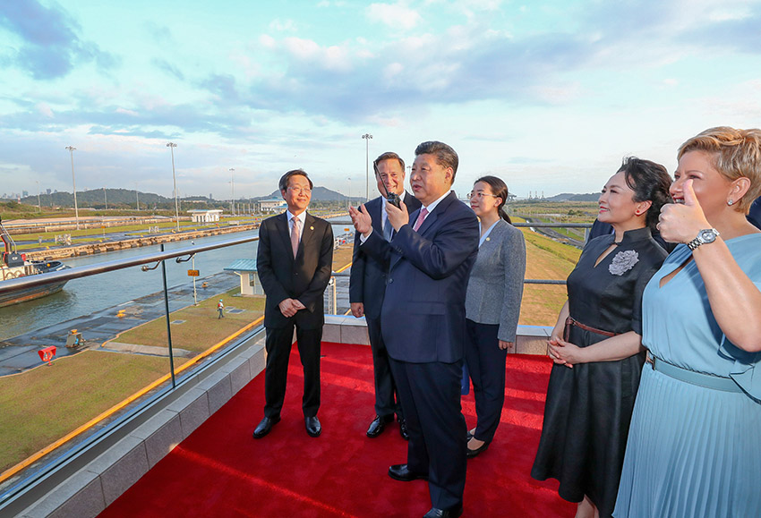 當地時間12月3日，國家主席習近平在巴拿馬城同巴拿馬總統巴雷拉共同參觀巴拿馬運河新船閘。習近平和夫人彭麗媛抵達新船閘時，巴雷拉總統和夫人卡斯蒂略在停車處迎接。這是習近平同正在第一船閘停靠等待過閘的中國遠洋海運集團“玫瑰輪”船長通話。 新華社記者謝環馳攝