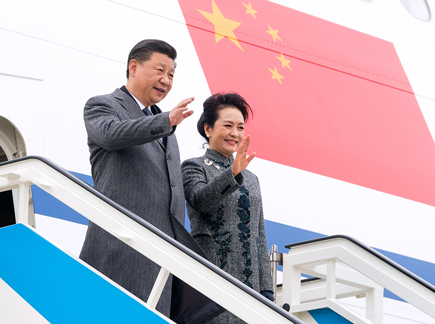 當地時間12月4日，國家主席習近平抵達裡斯本，開始對葡萄牙共和國進行國事訪問。這是習近平和夫人彭麗媛步出艙門。 新華社記者李學仁攝