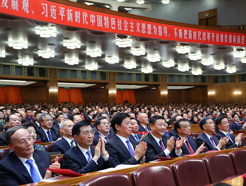 12月14日，慶祝改革開放40周年文藝晚會《我們的四十年》在北京人民大會堂舉行。習近平、李克強、栗戰書、汪洋、王滬寧、韓正、王岐山等黨和國家領導人，與3000多名觀眾一起觀看演出。 新華社記者 謝環馳 攝