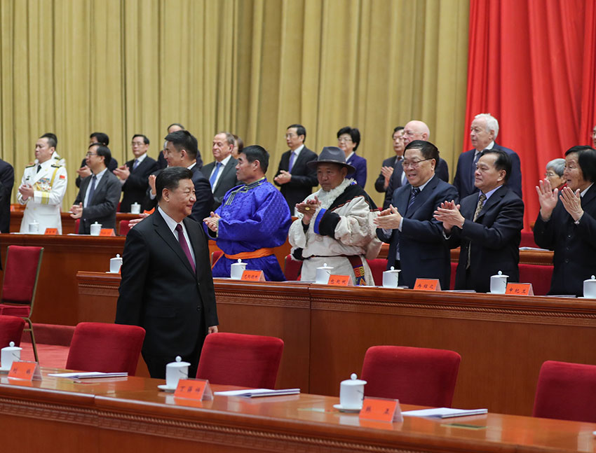 12月18日，慶祝改革開放40周年大會(huì)在北京人民大會(huì)堂隆重舉行。中共中央總書記、國(guó)家主席、中央軍委主席習(xí)近平在大會(huì)上發(fā)表重要講話。這是習(xí)近平步入會(huì)場(chǎng)。 新華社記者 鞠鵬 攝