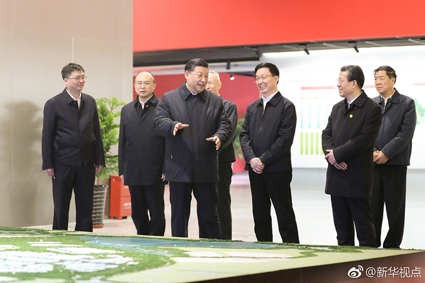 1月16日至18日，中共中央總書記、國家主席、中央軍委主席習(xí)近平在京津冀考察，主持召開京津冀協(xié)同發(fā)展座談會並發(fā)表重要講話。這是1月16日上午，習(xí)近平在河北雄安新區(qū)規(guī)劃展示中心，仔細聽取新區(qū)總體規(guī)劃、政策體系及建設(shè)情況介紹。 新華社記者 鞠鵬 攝