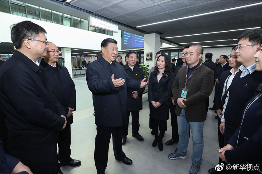 1月16日，中共中央總書記、國家主席、中央軍委主席習(xí)近平在河北雄安新區(qū)考察調(diào)研。這是習(xí)近平在雄安新區(qū)政務(wù)服務(wù)中心同部分進駐雄安新區(qū)的企業(yè)代表親切交談。 新華社記者 鞠鵬 攝
