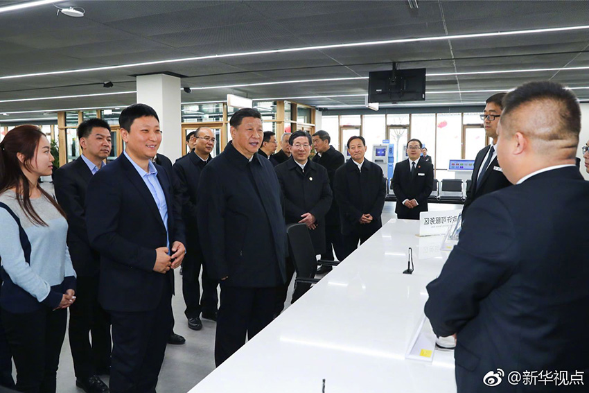 1月16日，中共中央總書記、國家主席、中央軍委主席習近平在河北雄安新區考察調研。這是習近平在雄安新區政務服務中心同工作人員和辦事群眾親切交談。 新華社記者 謝環馳 攝