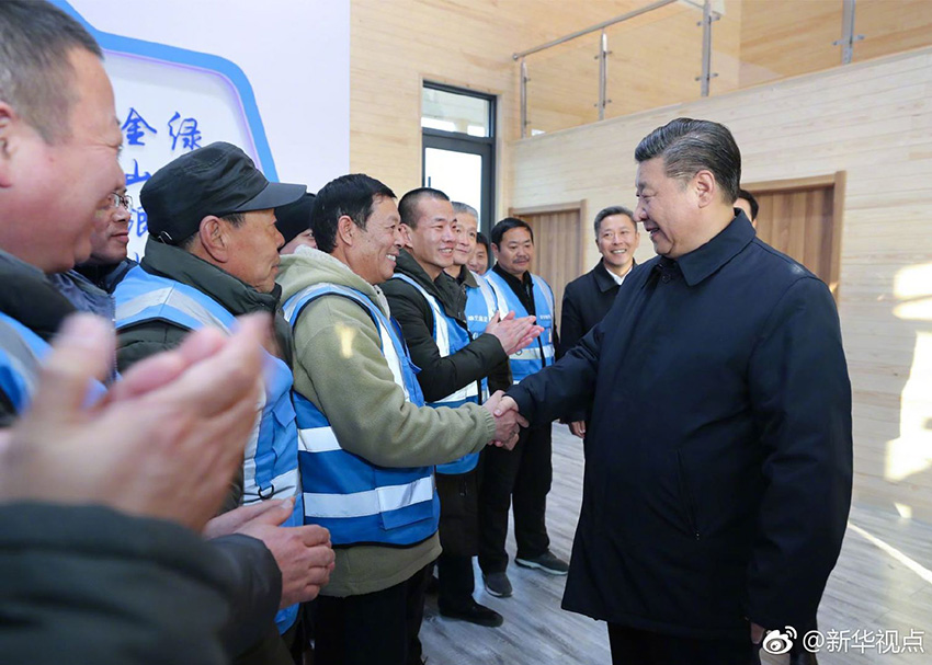1月16日，中共中央總書記、國家主席、中央軍委主席習近平在河北雄安新區考察調研。這是習近平在雄安新區“千年秀林”大清河片林一區造林區域秀林驛站同當地護林員代表親切交流。 新華社記者 鞠鵬 攝