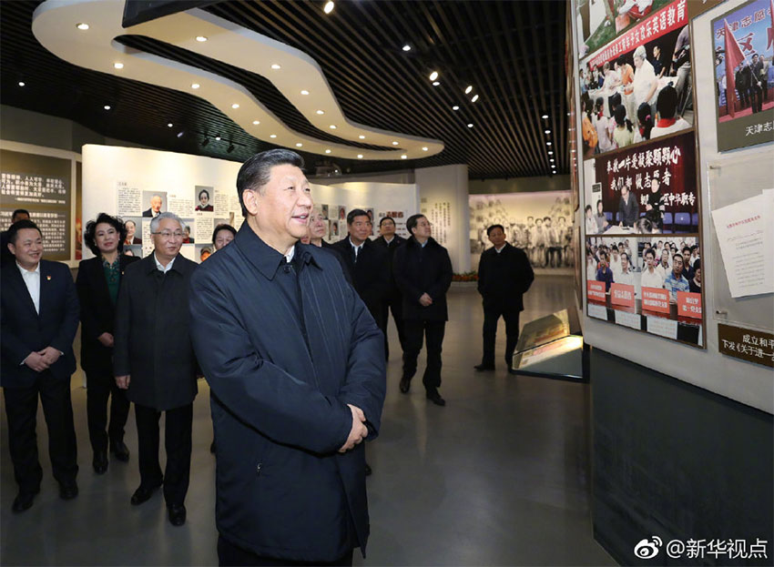 1月17日，中共中央總書記、國家主席、中央軍委主席習近平在天津考察調研。這是習近平在天津市和平區新興街朝陽裡社區察看社區志願服務展館。 新華社記者 鞠鵬 攝