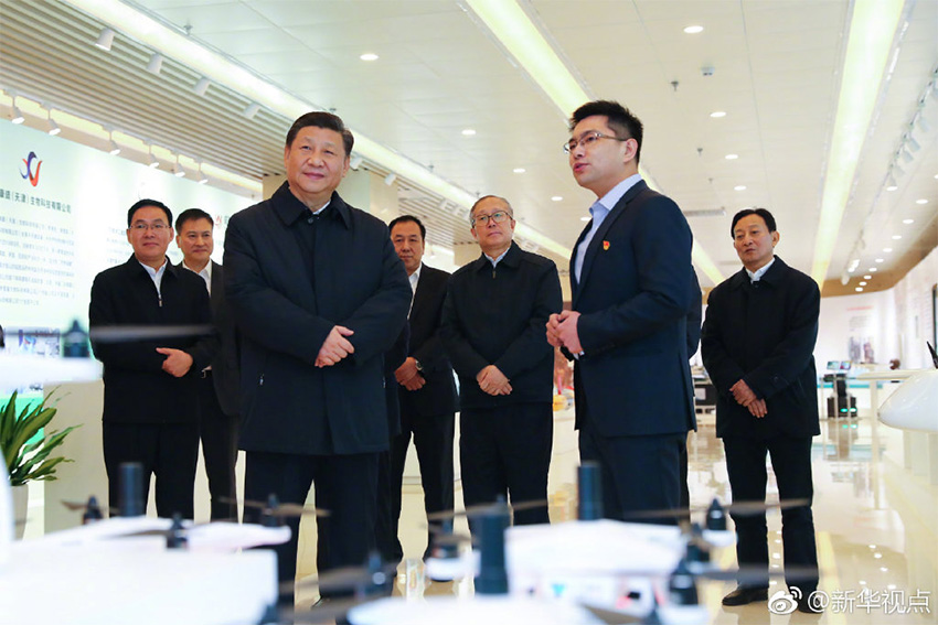 1月17日，中共中央總書記、國家主席、中央軍委主席習(xí)近平在天津考察調(diào)研。這是習(xí)近平在天津?yàn)I海——中關(guān)村協(xié)同創(chuàng)新展示中心仔細(xì)觀看無人機(jī)集群智能控制系統(tǒng)產(chǎn)品展示。 新華社記者 謝環(huán)馳 攝