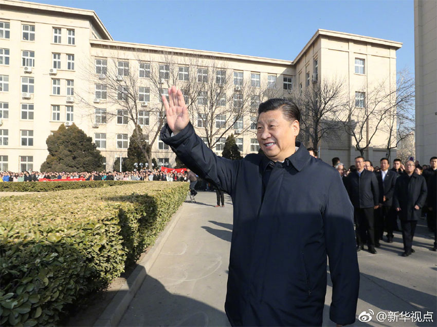 1月17日，中共中央總書記、國家主席、中央軍委主席習近平在天津考察調研。這是習近平在天津南開大學向學生揮手致意。 新華社記者 鞠鵬 攝