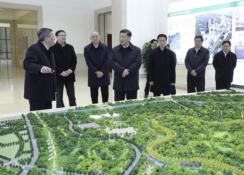 1月16日至18日，中共中央總書記、國家主席、中央軍委主席習(xí)近平在京津冀考察，主持召開京津冀協(xié)同發(fā)展座談會並發(fā)表重要講話。這是1月18日上午，習(xí)近平在北京城市副中心市委辦公樓主樓詳細(xì)了解副中心重大工程項目規(guī)劃建設(shè)情況。 新華社記者 鞠鵬 攝
