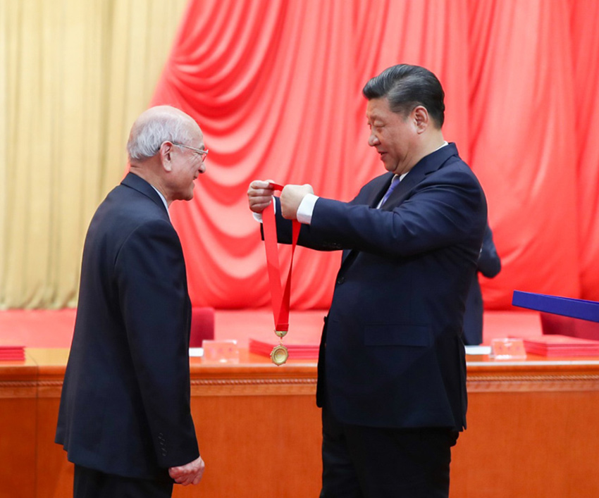 1月8日，2018年度國家科學(xué)技術(shù)獎勵大會在北京人民大會堂隆重舉行。這是中共中央總書記、國家主席、中央軍委主席習(xí)近平向獲得2018年度國家最高科學(xué)技術(shù)獎的哈爾濱工業(yè)大學(xué)劉永坦院士頒發(fā)獎?wù)隆?新華社記者 謝環(huán)馳 攝