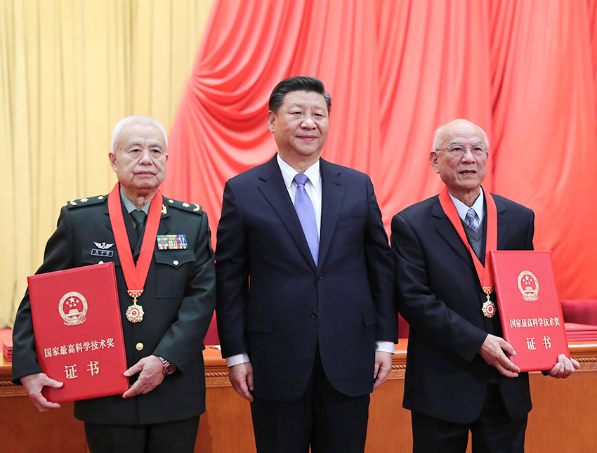 1月8日，2018年度國(guó)家科學(xué)技術(shù)獎(jiǎng)勵(lì)大會(huì)在北京人民大會(huì)堂隆重舉行。中共中央總書記、國(guó)家主席、中央軍委主席習(xí)近平向獲得2018年度國(guó)家最高科學(xué)技術(shù)獎(jiǎng)的哈爾濱工業(yè)大學(xué)劉永坦院士（右）和中國(guó)人民解放軍陸軍工程大學(xué)錢七虎院士（左）頒獎(jiǎng)。 新華社記者 謝環(huán)馳 攝