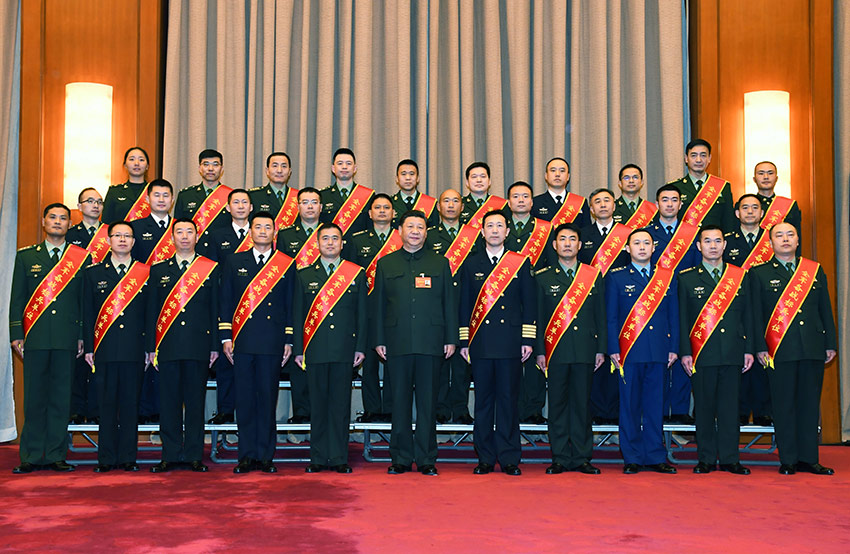 1月4日，中央軍委軍事工作會議在北京召開。中共中央總書記、國家主席、中央軍委主席習近平出席會議並發表重要講話。這是會前，習近平親切接見全軍備戰標兵單位代表和標兵個人，同他們合影留念。 新華社記者 李剛 攝