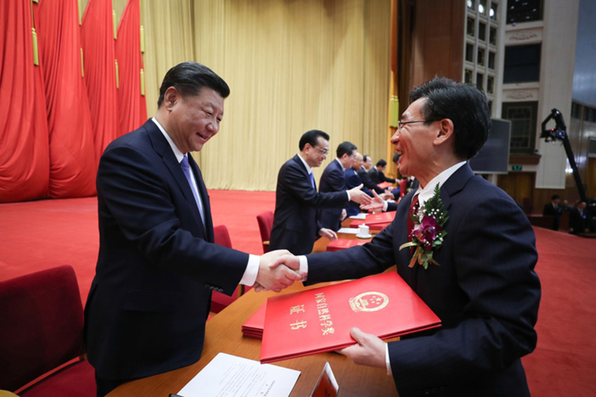 1月8日，2018年度國(guó)家科學(xué)技術(shù)獎(jiǎng)勵(lì)大會(huì)在北京人民大會(huì)堂隆重舉行。這是習(xí)近平等黨和國(guó)家領(lǐng)導(dǎo)人同獲得2018年度國(guó)家最高科學(xué)技術(shù)獎(jiǎng)的哈爾濱工業(yè)大學(xué)劉永坦院士和中國(guó)人民解放軍陸軍工程大學(xué)錢七虎院士一道，為獲得國(guó)家自然科學(xué)獎(jiǎng)、國(guó)家技術(shù)發(fā)明獎(jiǎng)、國(guó)家科學(xué)技術(shù)進(jìn)步獎(jiǎng)和中華人民共和國(guó)國(guó)際科學(xué)技術(shù)合作獎(jiǎng)的代表頒發(fā)証書。 新華社記者 鞠鵬 攝