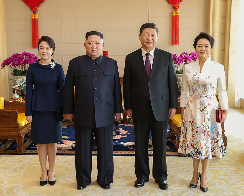 1月8日，中共中央總書記、國家主席習(xí)近平同當(dāng)日抵京的朝鮮勞動(dòng)黨委員長、國務(wù)委員會(huì)委員長金正恩舉行會(huì)談。1月9日，習(xí)近平在北京飯店會(huì)見金正恩。這是習(xí)近平和夫人彭麗媛同金正恩和夫人李雪主合影。 新華社記者 黃敬文 攝