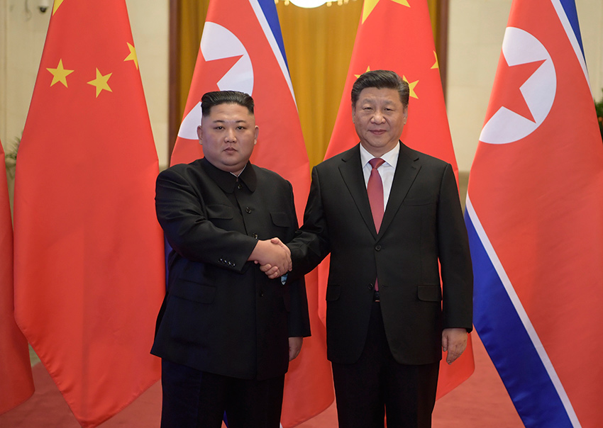 1月8日，中共中央總書記、國家主席習近平同當日抵京的朝鮮勞動黨委員長、國務委員會委員長金正恩舉行會談。會談前，習近平在人民大會堂北大廳為金正恩舉行歡迎儀式。 新華社記者 李學仁 攝