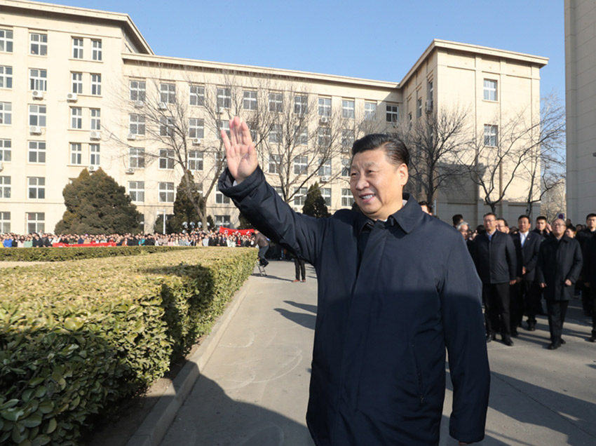 1月17日，中共中央總書記、國家主席、中央軍委主席習近平在天津考察調研。這是習近平在天津南開大學向學生揮手致意。 新華社記者 鞠鵬 攝