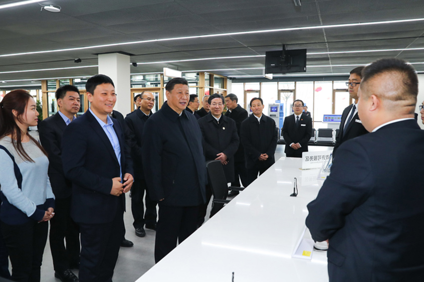 1月16日，中共中央總書記、國家主席、中央軍委主席習近平在河北雄安新區考察調研。這是習近平在雄安新區政務服務中心同工作人員和辦事群眾親切交談。 新華社記者 謝環馳 攝
