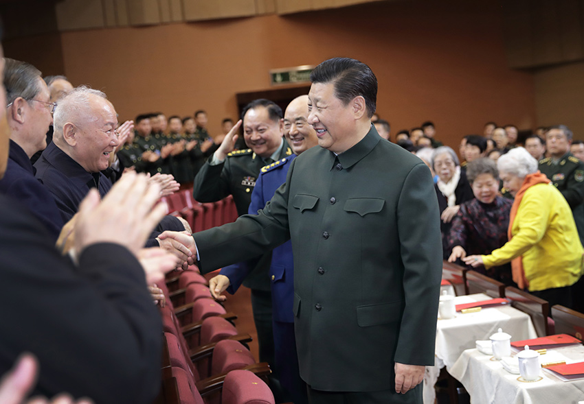 1月22日下午，中央軍委慰問駐京部隊老干部迎新春文藝演出在北京舉行。中共中央總書記、國家主席、中央軍委主席習近平，向在座的軍隊老同志，向全軍離退休老干部，致以節日問候和新春祝福。 新華社記者 李剛 攝