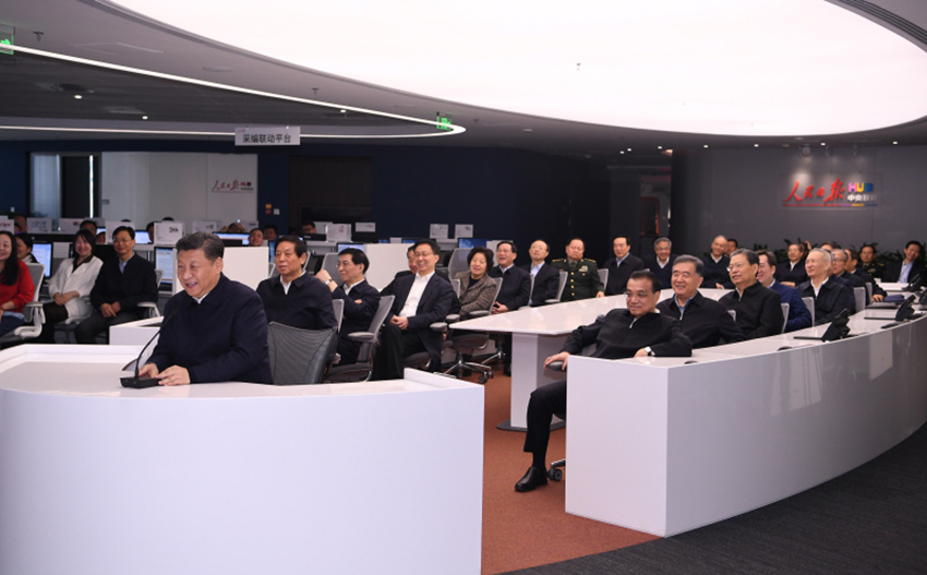 1月25日，中共中央政治局在人民日報社就全媒體時代和媒體融合發展舉行第十二次集體學習。這是在移動報道指揮平臺前，中共中央總書記習近平同正在河北省承德市灤平縣平坊滿族鄉於營村採訪的記者和扶貧駐村第一書記連線交流，了解該村脫貧攻堅工作進展情況。新華社記者 燕雁 攝